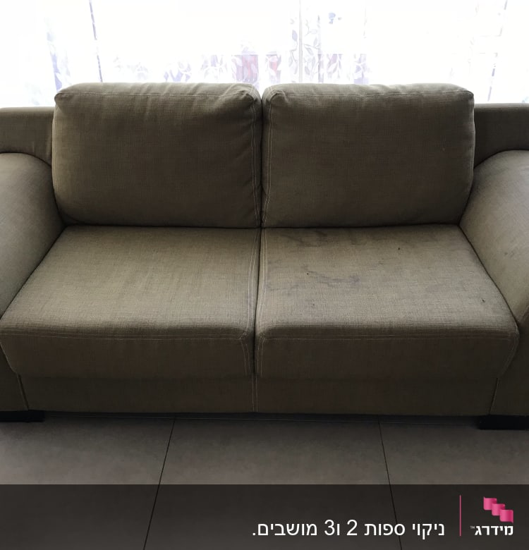 ספה עם כתמים על הריפוד